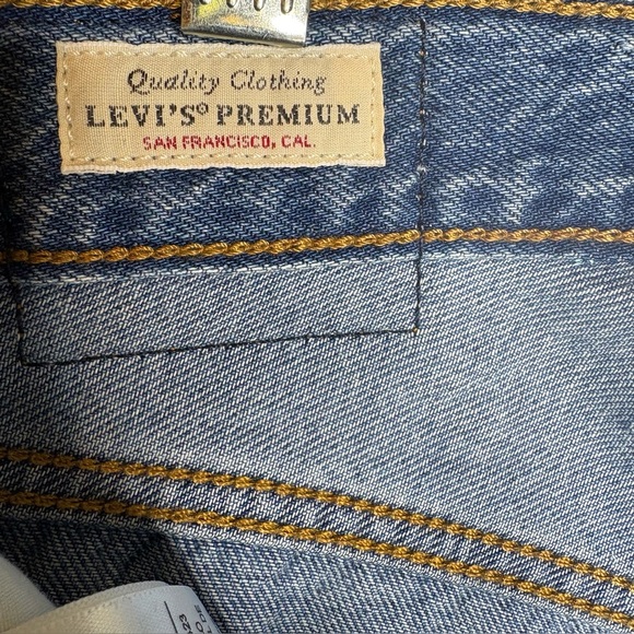 Levi Distressed Blue Jeans - Picture 3 of 7